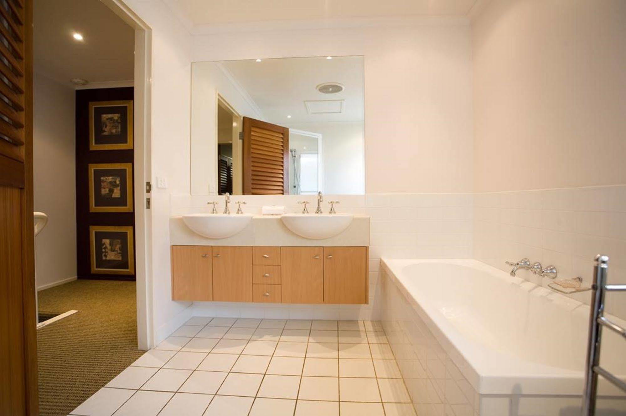 Skippers Cove Waterfront Resort Noosaville Esterno foto
